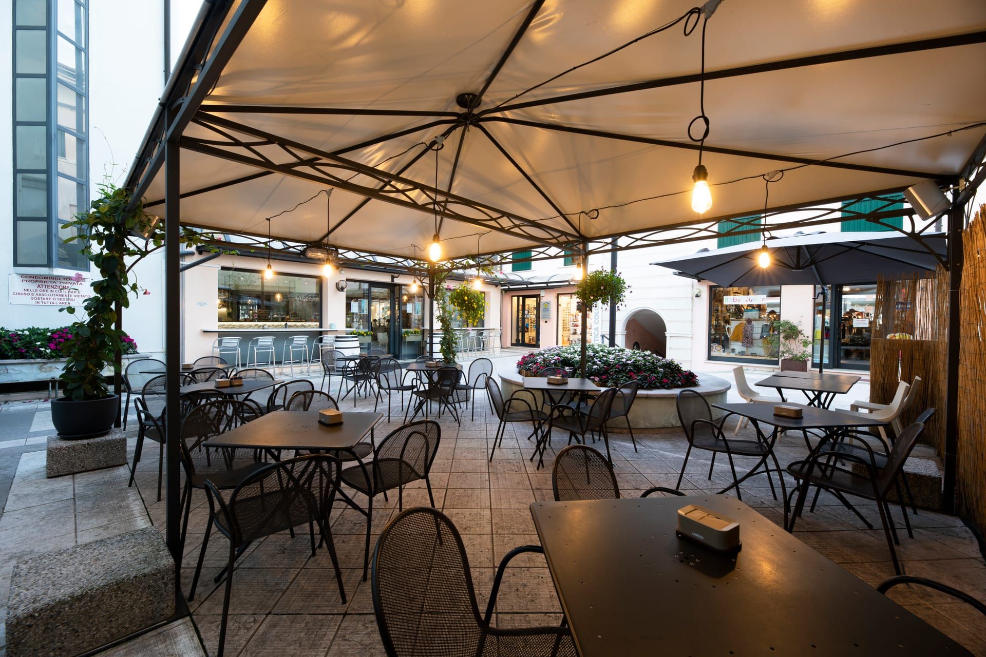 Il cortile di The Garden Bistro