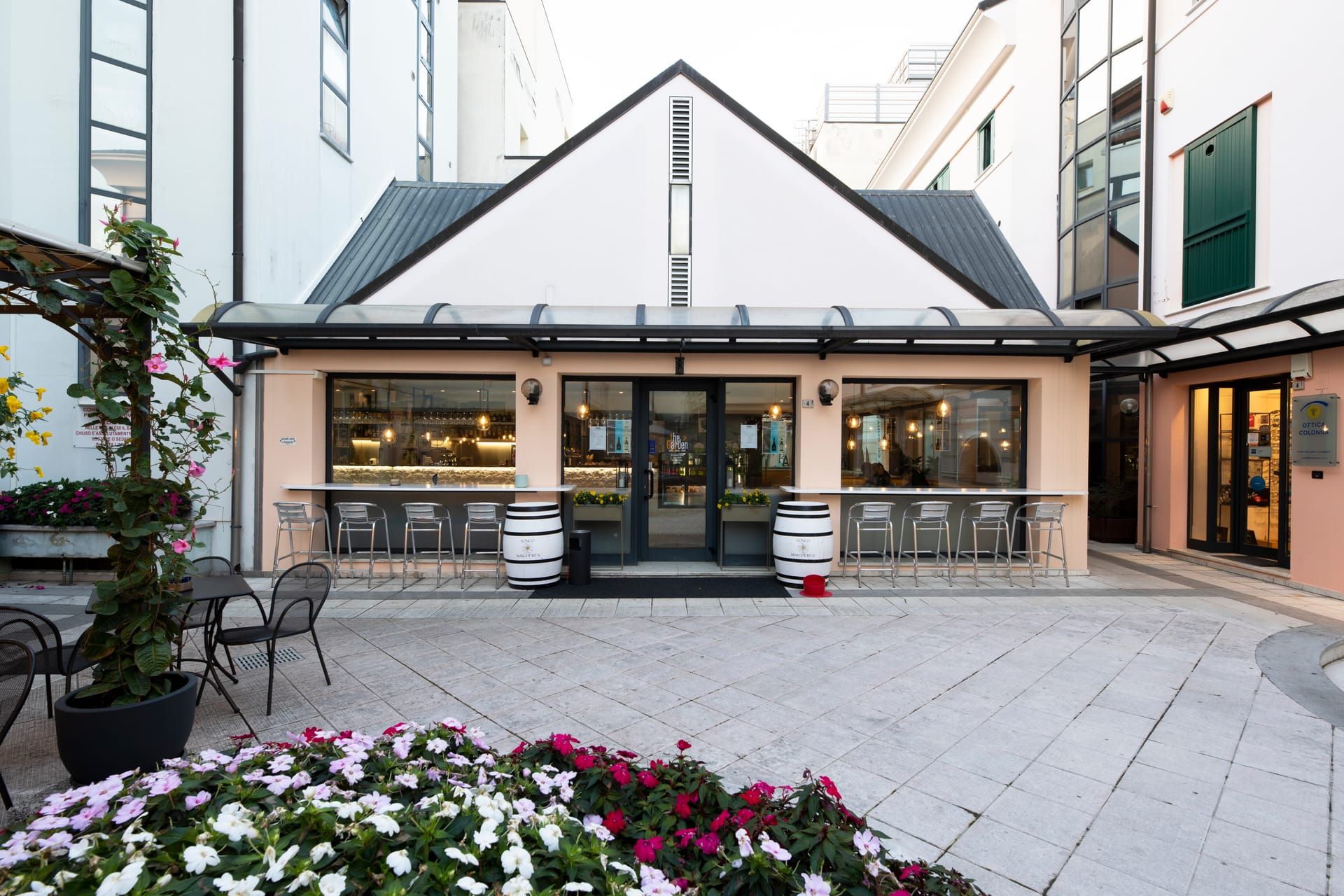 The Garden Bistro — facciata con fiori