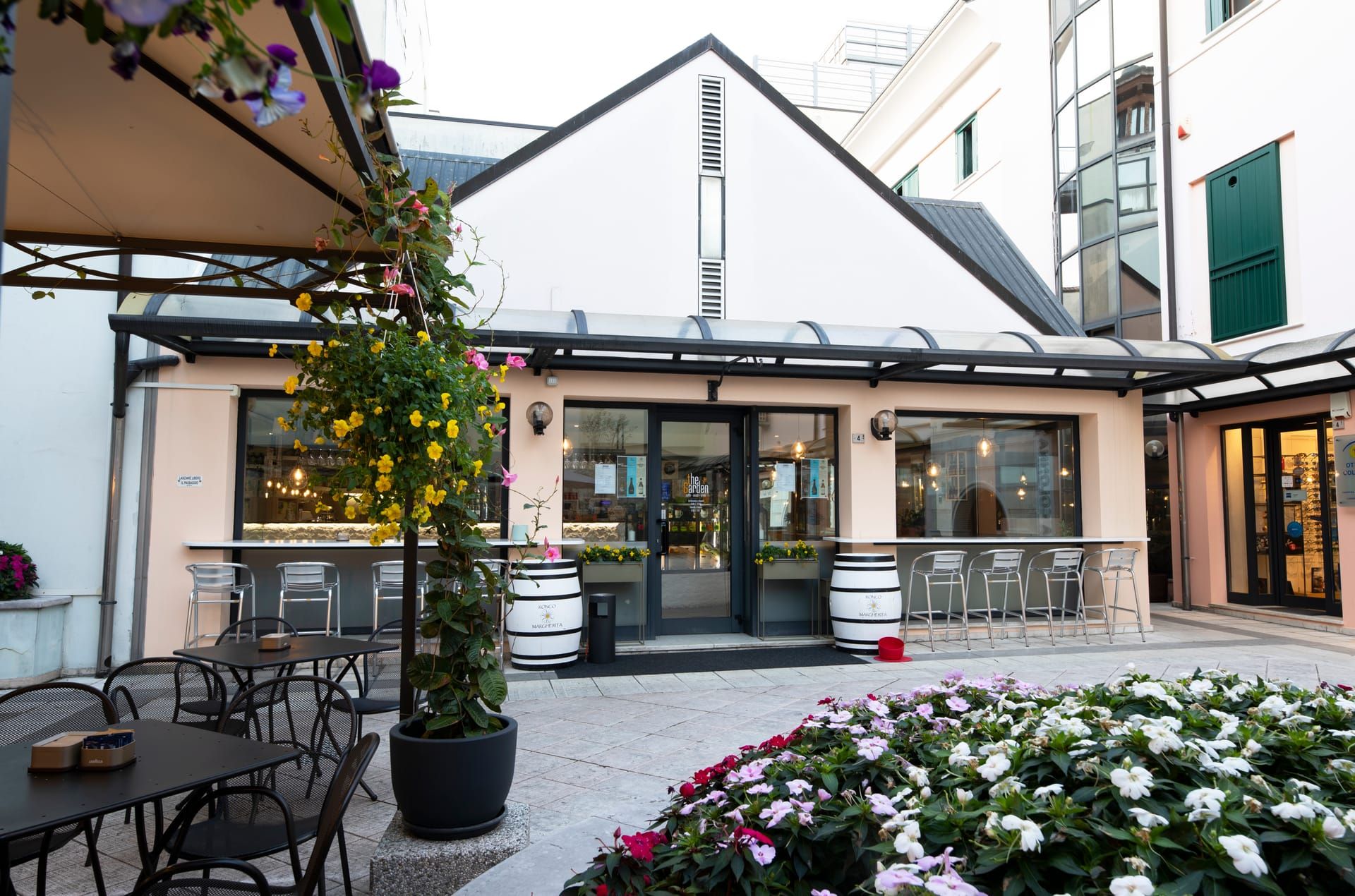 The Garden Bistro — cortile con fiori